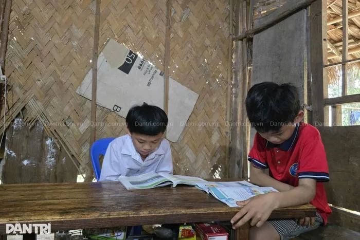 Bố mẹ khờ khạo, 3 con thơ ngơ ngác trong căn nhà tranh mục nát | Báo Dân trí