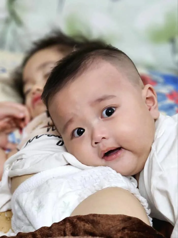 Lê Dương Bảo Lâm khoe cậu út đẹp trai như tiểu Lee Min Ho, đi quay về cả  nhà ngủ hết chỉ còn con trai ngơ ngác chờ
