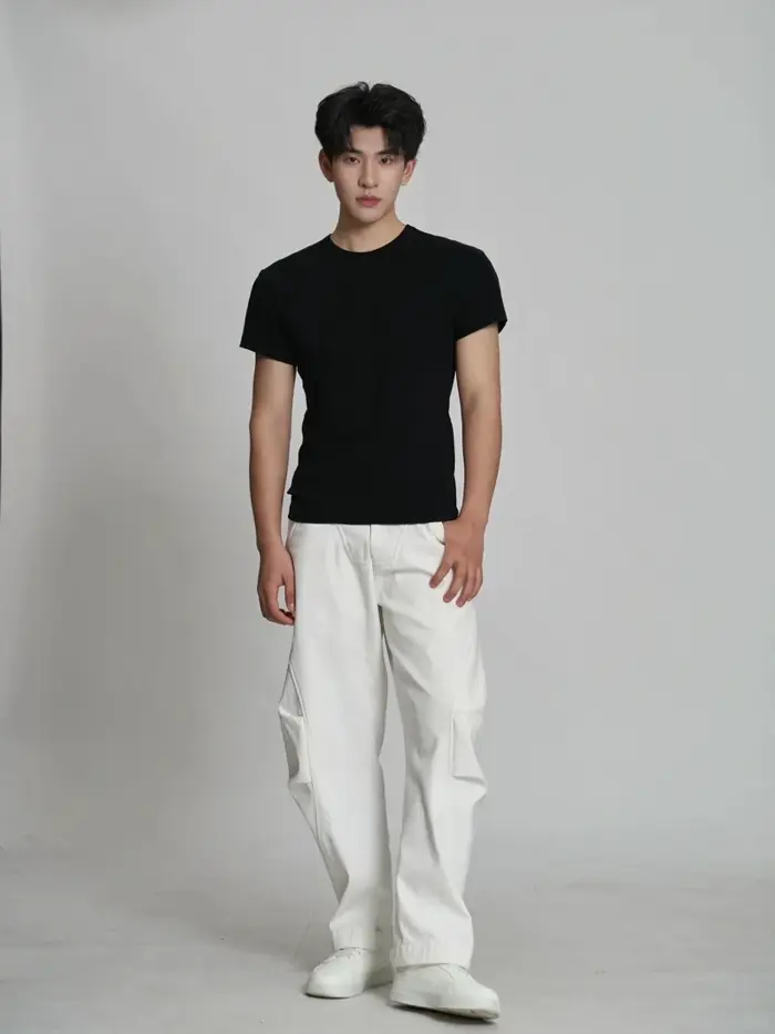 Người mẫu nam sở hữu thần thái đỉnh cao gây bão mạng xã hội