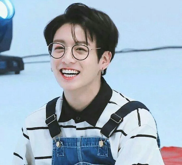 Jungkook tỏa sáng với nụ cười đẹp trai, đáng yêu và đầy quyến rũ, khiến  người xem không thể rời mắt.