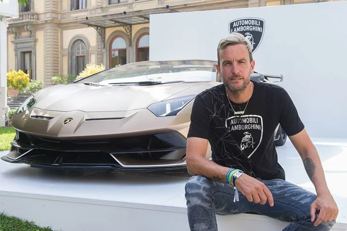 Dàn trai đẹp diện đồ đúng chất đọ dáng siêu xe Lamborghini