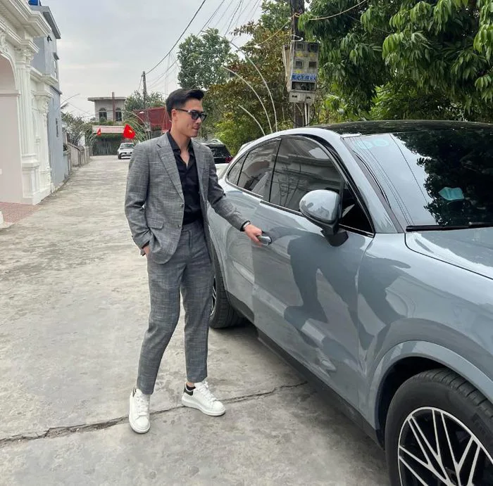 Trai đẹp 8 múi ĐT Việt Nam lên đồ cực bảnh, gây choáng khi thả dáng trước  Porsche bạc tỉ vừa tậu