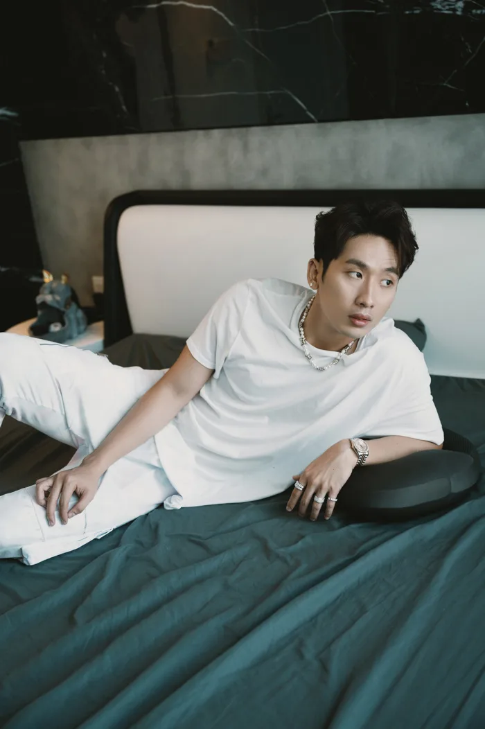 Tuấn Trần khoe vẻ đẹp trai trong phòng ngủ