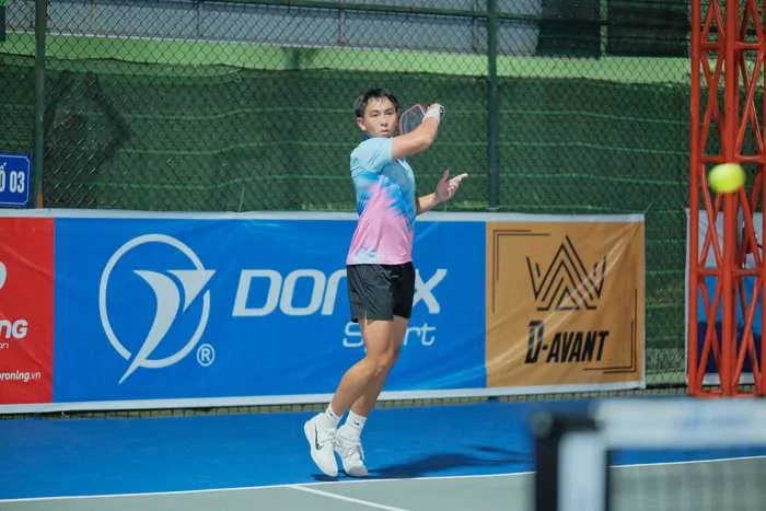 Chân dung trai đẹp pickleball chơi 