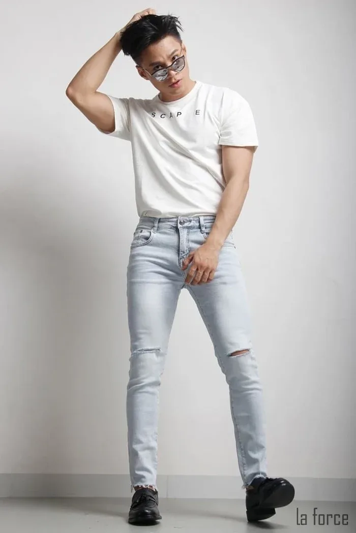 10 Cách phối quần jeans với áo thun Nam đẹp năng động, đầy cuốn hút