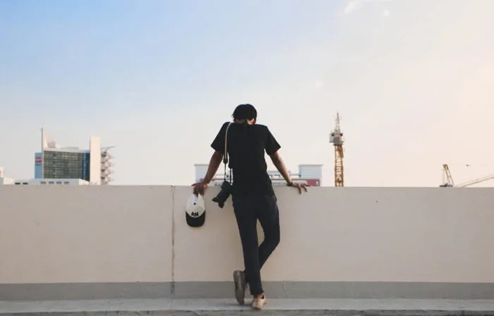 Những cách tạo dáng chụp ảnh dành cho nam đa phong cách | Điện thoại Vivo