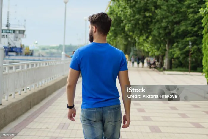Một Chàng Trai Trẻ Đẹp Trai Với Bộ Râu Đứng Quay Lưng Lại Với Chúng Tôi Và Nhìn Vào Khoảng Cách Hình ảnh Sẵn có - Tải xuống Hình ảnh Ngay bây