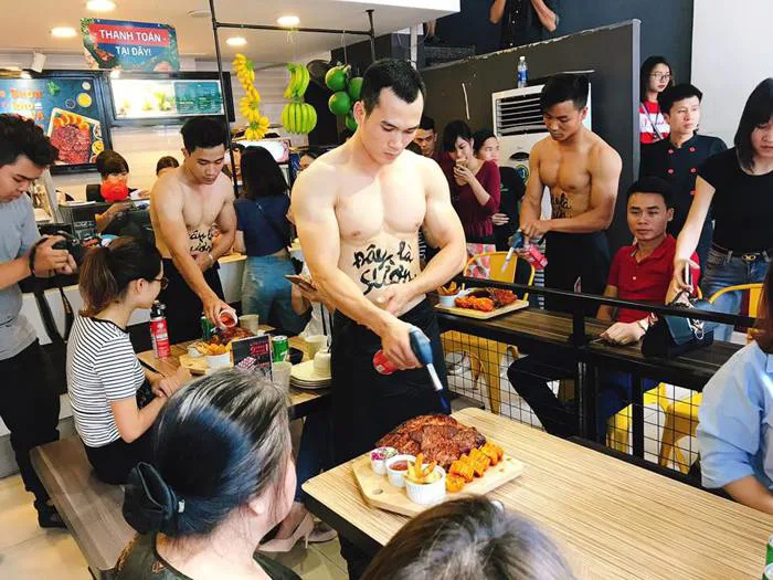Video dàn trai đẹp chuẩn soái ca phục vụ đồ nướng gây sốt tại Hà Nội