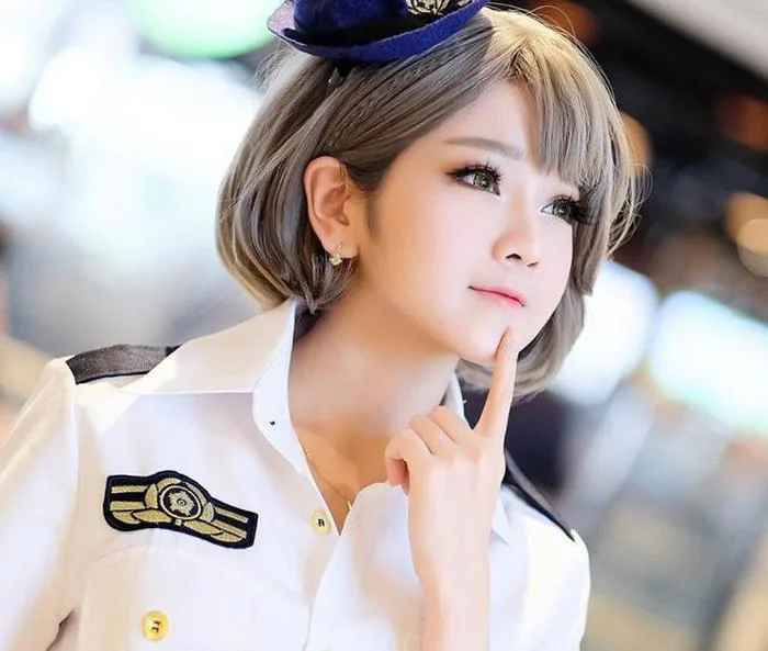 Nữ streamer đời đầu khoe body bỏng mắt, đàn em 'xách dép' chạy theo