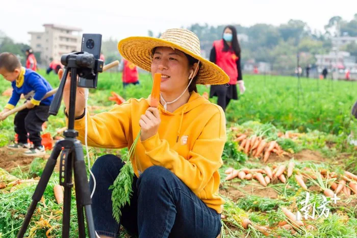 Livestream - nghề tay trái hái ra tiền của nông dân Trung Quốc