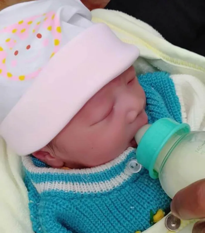 Bé trai sơ sinh đẹp như thiên thần bị bỏ rơi trong đêm - Báo Người Lao Động