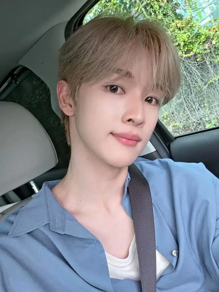 Ảnh selfie của RISE Sungchan, khoe trọn vẻ đẹp trai ngay cả với mái tóc vàng.  - quạt cộng Cộng đồng