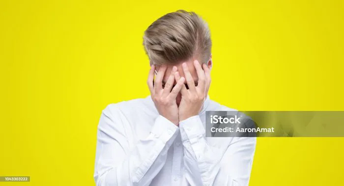 Chàng Trai Tóc Vàng Đẹp Trai Trẻ Tuổi Với Biểu Cảm Buồn Bã Che Mặt Bằng Tay  Trong Khi Khóc Khái Niệm Trầm Cảm Hình ảnh Sẵn có - Tải xuống Hình