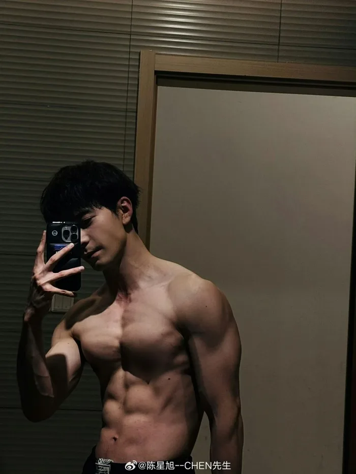 Top “tổng tài” phim Trung Quốc đẹp trai nhất: Body mê ly ẩn hiện sau lớp áo  sơ mi của Trần Tinh Húc