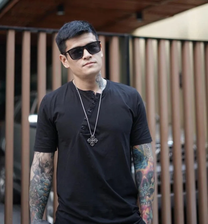 Bố xăm nét chữ đầu đời của con trai lên tay