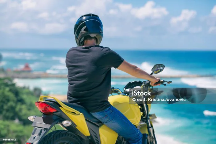 Chàng Trai Trẻ Đẹp Trai Ngồi Trên Xe Máy Trên Bãi Biển Nhiệt Đới Hình ảnh  Sẵn có - Tải xuống Hình ảnh Ngay bây giờ - iStock