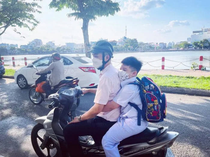 Thường ngồi xe hơi với mẹ, con trai Nhật Kim Anh được bố chở xe máy liền bị  nhắc nhở