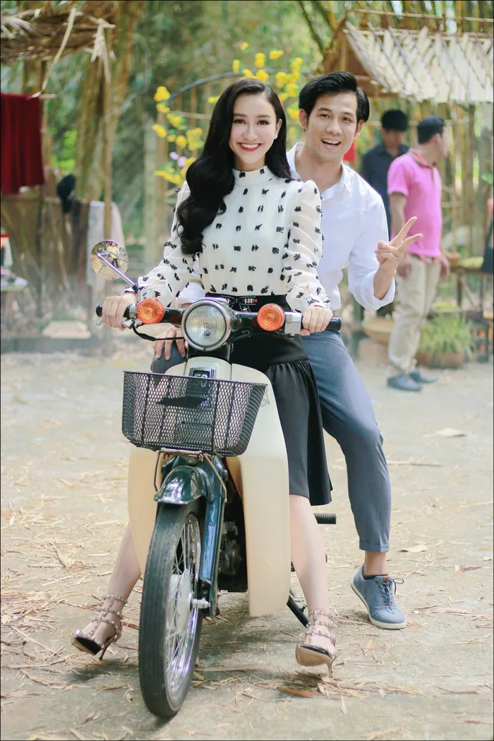 Á hậu Hà Thu lái xe máy, 