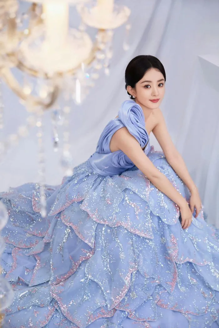 Triệu Lệ Dĩnh diện váy gợi cảm tặng fans phúc lợi ngày Thất tịch