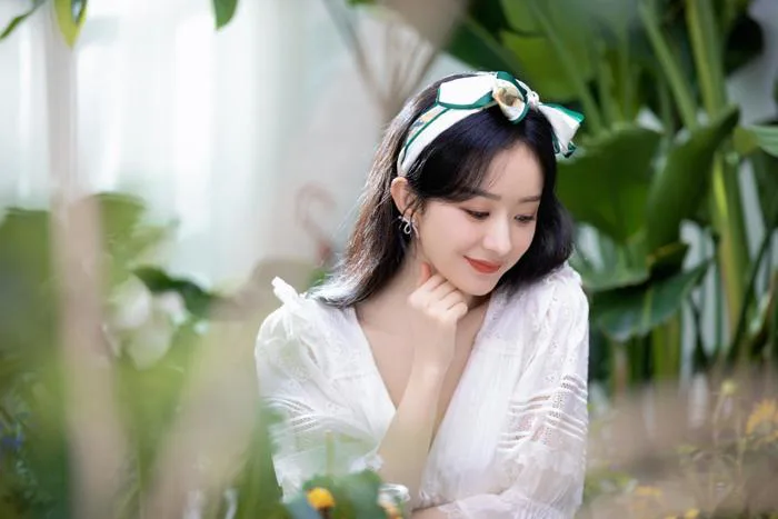 Triệu Lệ Dĩnh rạng rỡ xinh đẹp trong bộ ảnh đầu năm mới