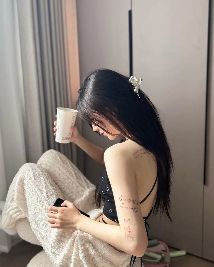Triệu Lộ Tư khoe ảnh gợi cảm, netizen náo loạn vì loạt hình xăm dày đặc  trên cơ thể