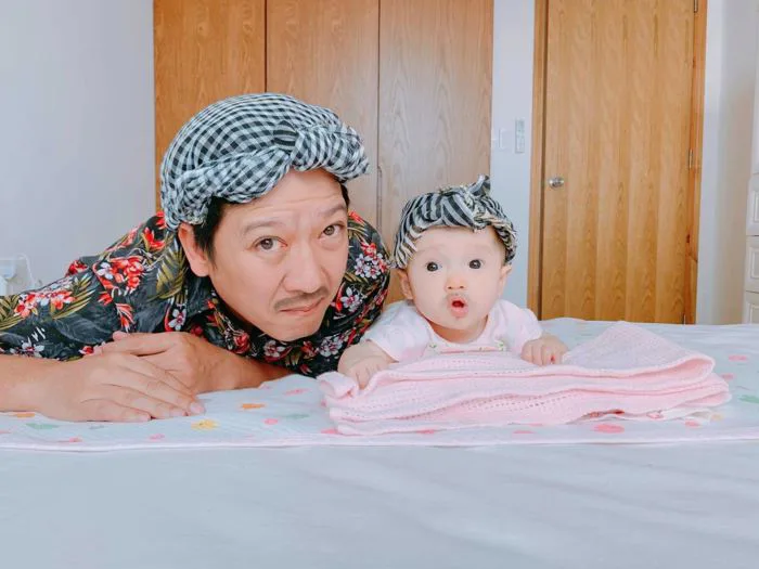 Trường Giang khoe ảnh nhí nhố hé lộ khuôn mặt con gái, có 1 chi tiết chuẩn 