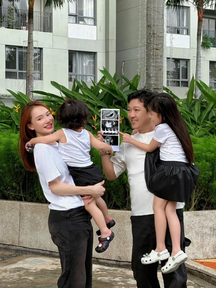 Trường Giang khoe ảnh siêu âm, xác nhận Nhã Phương mang thai lần 3 | Báo Dân trí