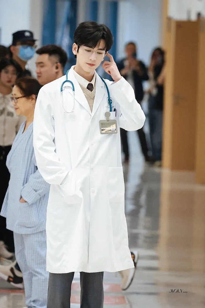 Tạo hình bác sĩ cực soái của Trương Lăng Hách trong phim mới - BlogAnChoi