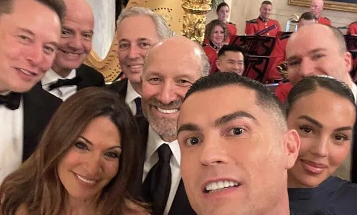 Ronaldo chụp ảnh selfie với tỷ phú Elon Musk - Báo VnExpress Thể thao