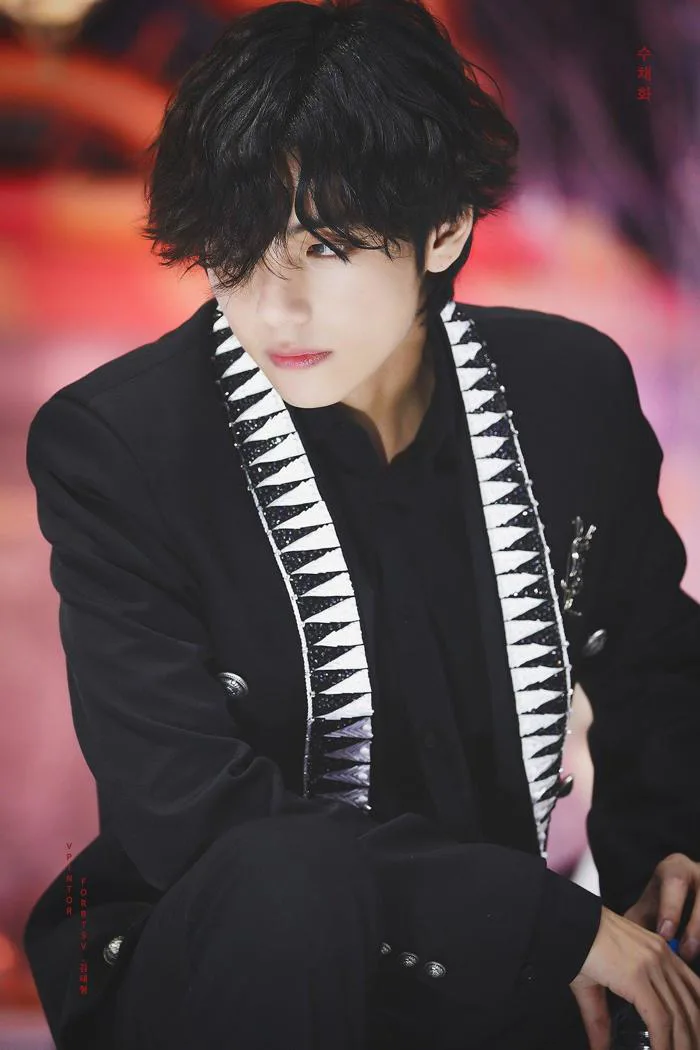 Ngỡ ngàng loạt ảnh dậy thì xuất sắc của V (BTS) khi mới debut và sau 7 năm  - BlogAnChoi