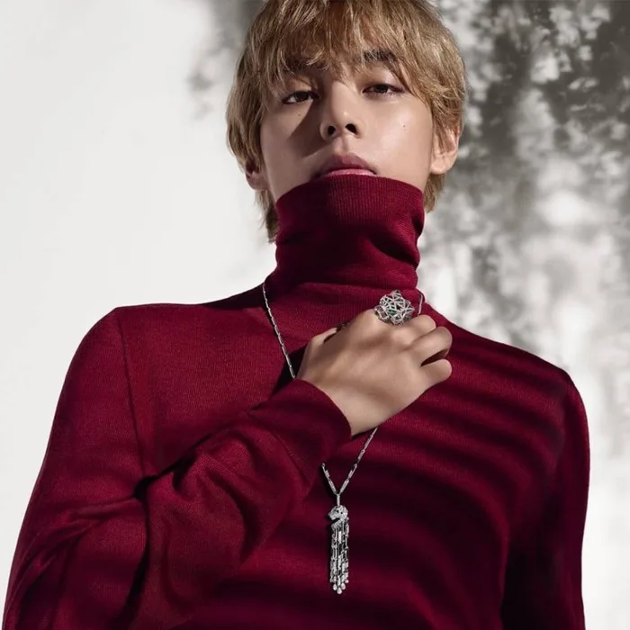 V BTS thanh lịch và lôi cuốn với bộ ảnh sắc đỏ chủ đạo