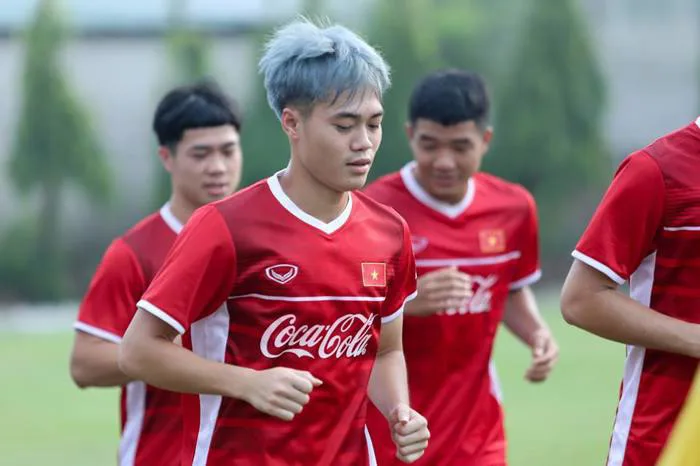 Văn Toàn khoe đầu mới, U23 Việt Nam vắng gần nửa quân số buổi tập đầu