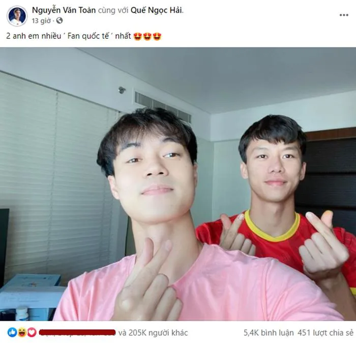 Văn Toàn khoe ảnh cùng 'em trai' có nhiều fan quốc tế nhất