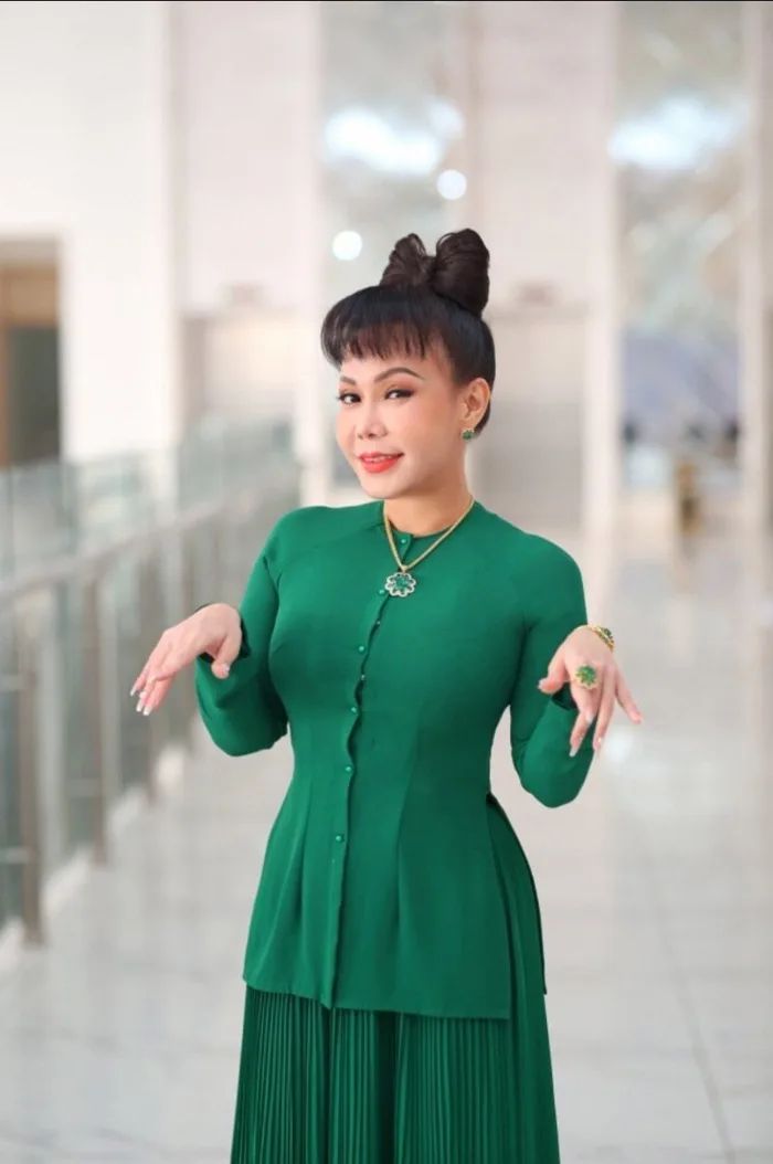 Nhịp Showbiz: Việt Hương mệt mỏi, Hiếu Hiền gay gắt lên tiếng