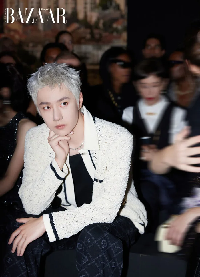 Vương Nhất Bác debut mái tóc trắng ở show Chanel | Harper's Bazaar Việt Nam