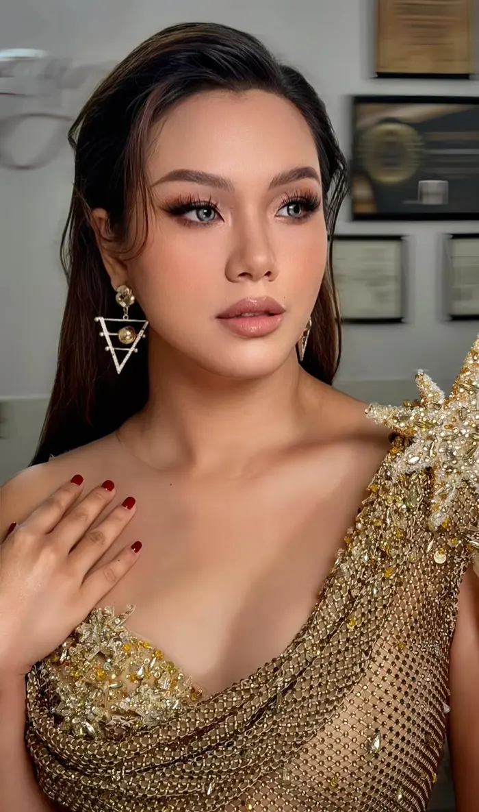 Hình ảnh cô gái xinh nhất thế giới làm lay động lòng người